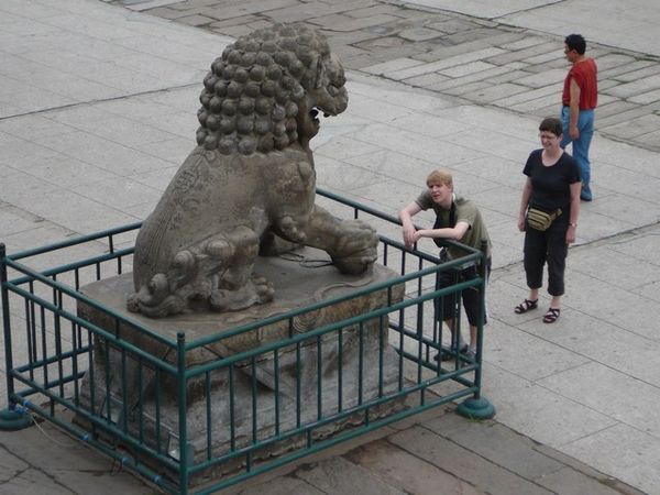 Hier zijn er twee op zoek naar een bronzen leeuw voor op de schouw. Deze is toch echt wat te groot!