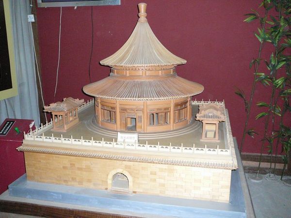 Maquette van een mooi houten paviljoen.