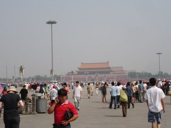 De drukte op het plein, en op de achtergrond de Tian An Men zelf.