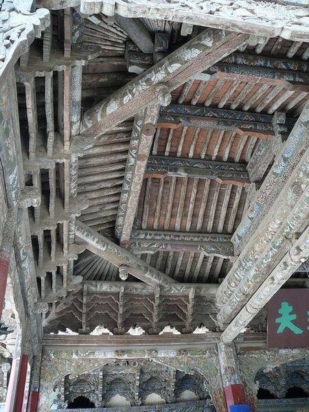 Indrukwekkend plafond van toegang tot Guandi tempel met verweerde en zeer oude balken .