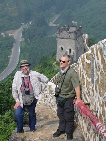 Achter Dirk en Wim de toren waar de Muur hier eindigt hoog boven de rivier en de weg. Deze twee pauzeren hier, Thomas klimt nog een heel stuk verder.