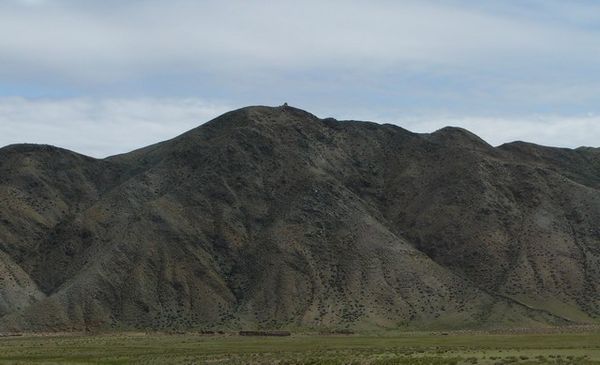 Hoog op de bergtop ziet men net nog een signaaltoren als onderdeel van het verdedigingssysteem tegen de barbaren.