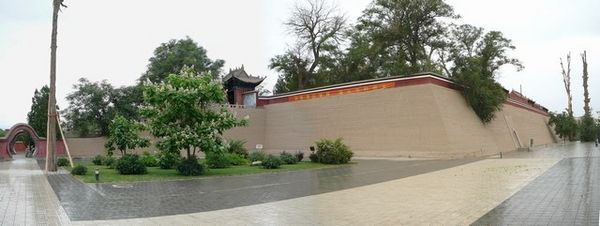 Panoramisch zicht op het gerestaureerde  terras boven de twee Han-graven.
