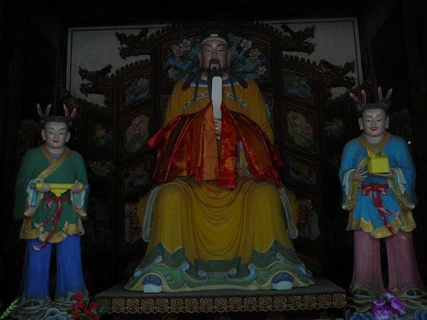 Confucius met twee leerlingen.