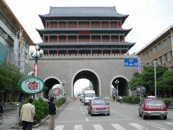 De indrukwekkende Zuidpoort van Wuwei, wel helemaal opnieuw opgebouwd.