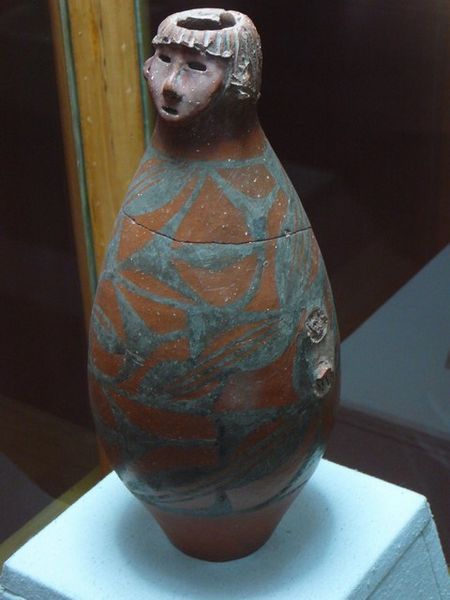 'Slechts' 6 à 7000 jaar oud, deze geglazuurde vaas met hals in de vorm van een menselijk hoofd.