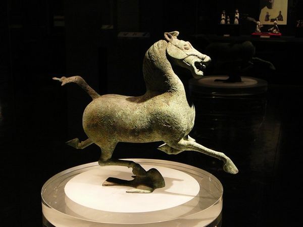 Het beroemde bronzen "Vliegend Paard" afkomstig uit een graf onder het Leitai terras.