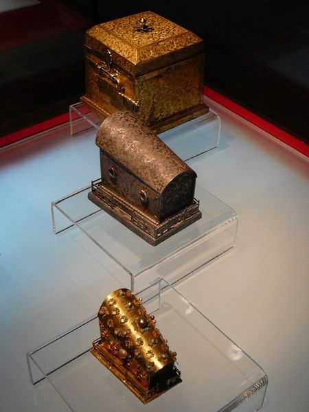 Set van gouden reliekdoosjes.  Vingerkootje van b.v. Boeddha gaat in onderste doosje, dit gaat in middelste en dat weer in het bovenste.  Het geheel wordt in de Stupa bewaard.