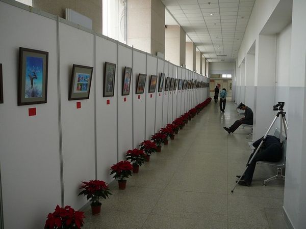 In de namiddag is alles rustig op de tentoonstelling van foto's van de legerfotograaf.