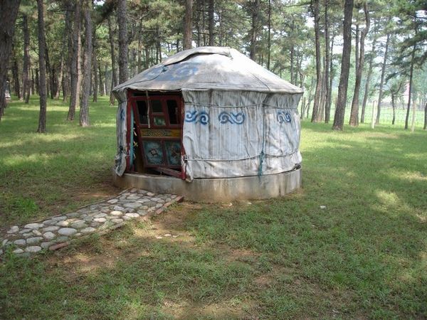 Op het domein staan stalletjes vermomd als tenten die door nomaden werden gebruikt.