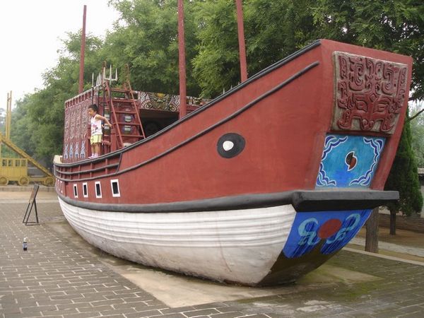  Er is ook een replica van een oud schip te zien.