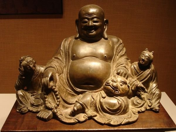 De verzameling Boeddhistische kunst is indrukwekkend. Dit is een vriendelijke lachende Boeddha.