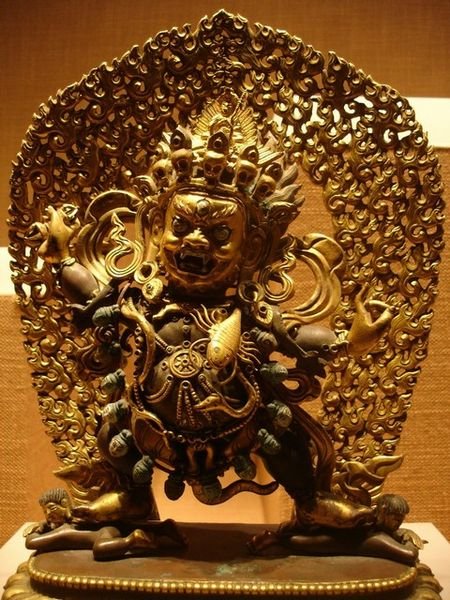 Deze beschermgod die de vijanden van Boeddha onder zijn voeten verplettert, ziet er veel minder innemend uit.
