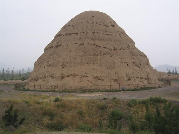 Piramide: overblijfsel van een grafmonument