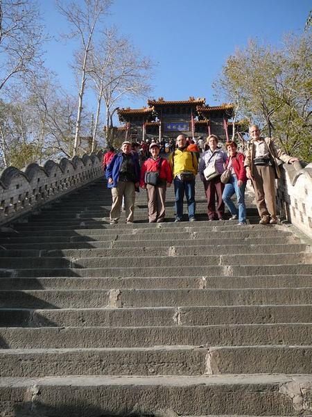 6 toeristen op de trappen van Pusa Ding.