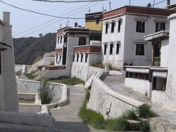 Tibetaans aandoende gebouwen.