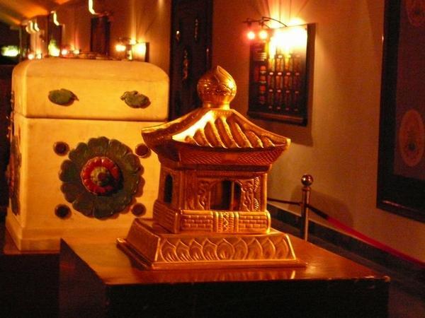 Copie van gouden mini-tempeltje voor vingerkootje van Boeddha.