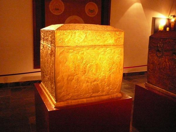 Copie van gouden kist voor vingerkootje van Boeddha.