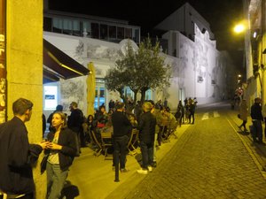 Saturday night crowds in the sidewalk cafes