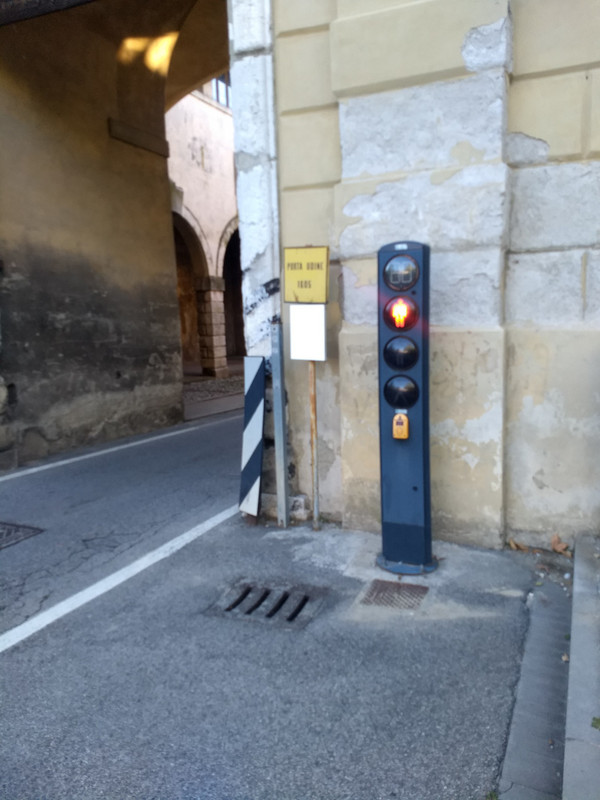 Signal for pedestrians to enter gate