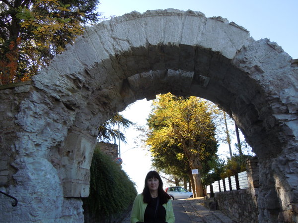 Roman arch, Spello
