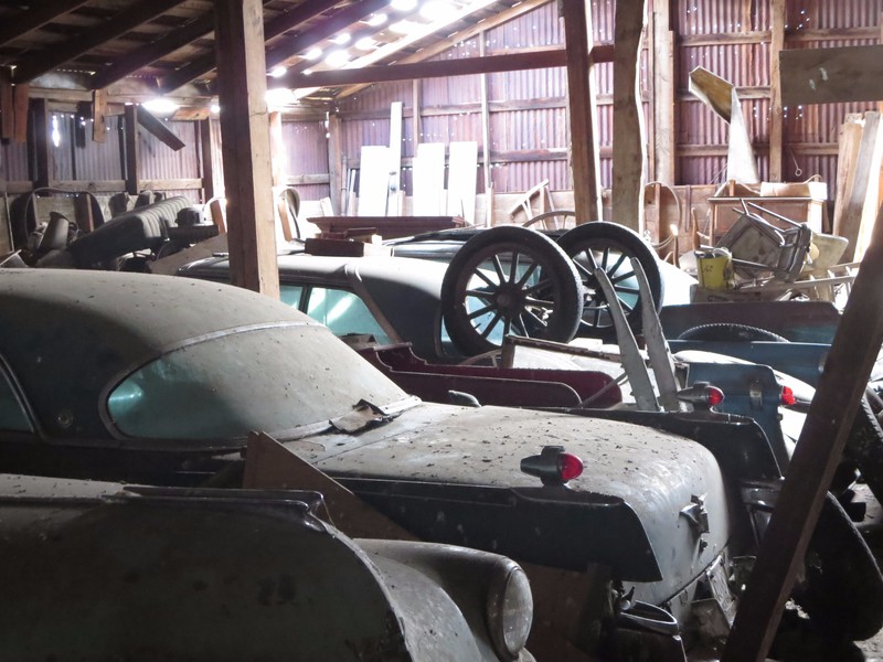 Old vehicle collection in Chaniko