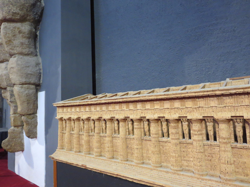 A model of the temple with the "atlases" along the sides