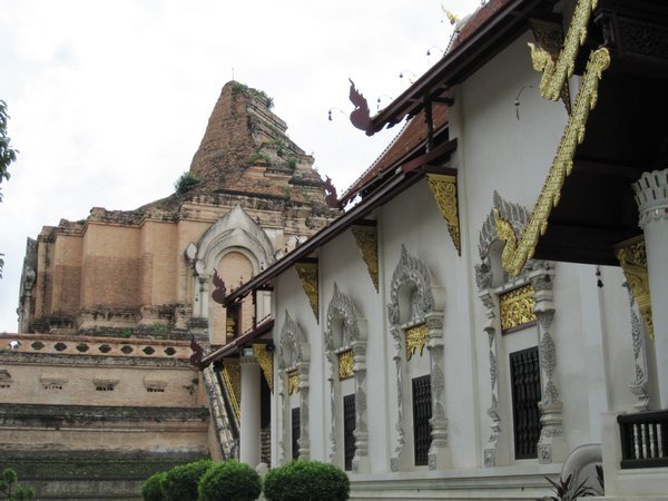 Wat Chedi Luang next to new temple