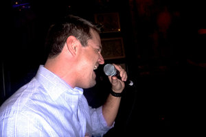 Jason singing in the pub - Oasis of the Seas