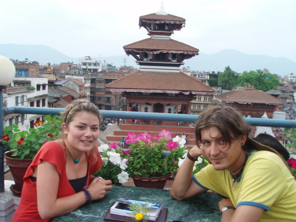 im roof-top-restaurant mit blick auf hippie-tempel