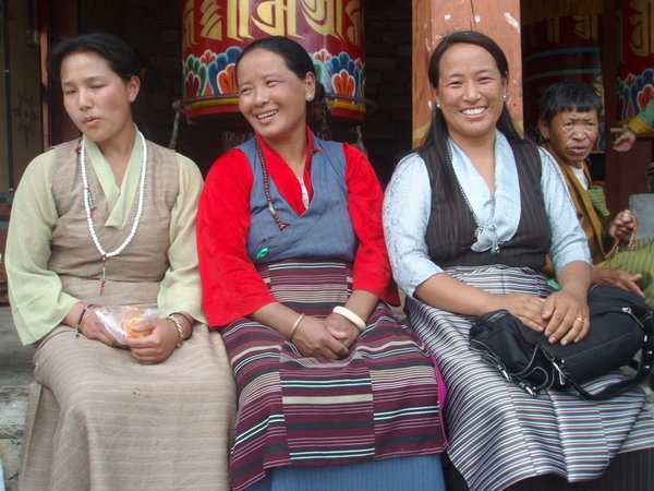 bhutanesische frauen in der traditionellen tracht (kira)