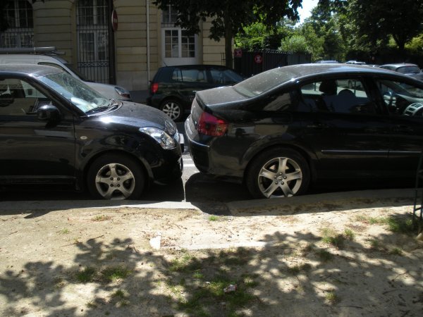 here's how they park in Paris.. I think we'll stick to walking!!