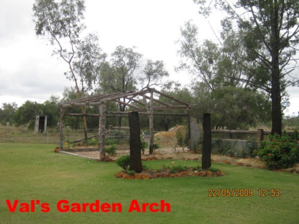 22-5-09 Vals Garden arches