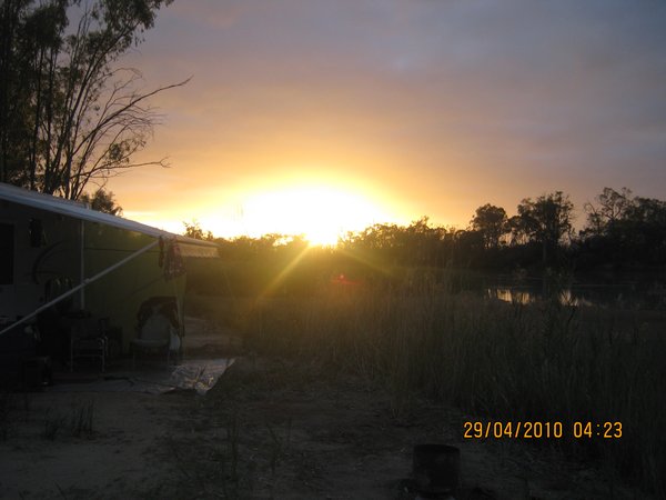 20  29-4-10    Sunrise at Plush Bend Renmark SA