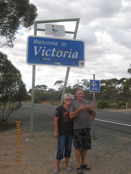 3   4-5-10  Tony & Cheryl at the Vic Border