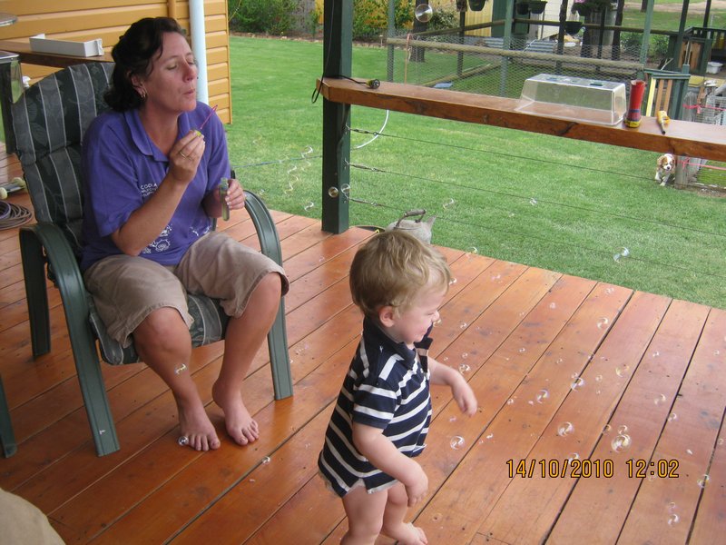 101    14-10-10    Riley  & Nan blowing Bubbles at Chinchilla