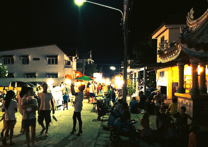 Night time comes alive in Mae Nam (Thursday nights)