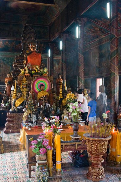 Wat Phnom inside