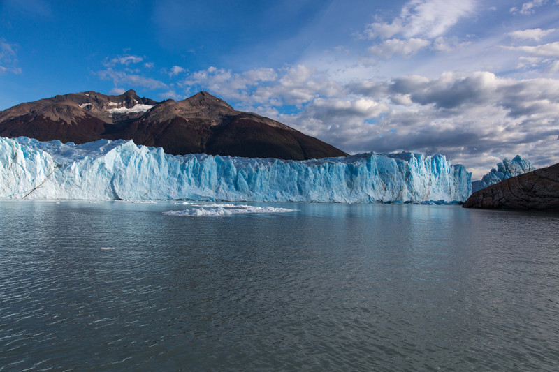Sailing towards the face of Glaciar Perito Moreno