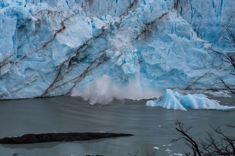 Ice falling from the face of Glaciar Perito Moreno