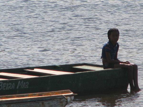 E no fim do dia, uma menina sentada num barco...