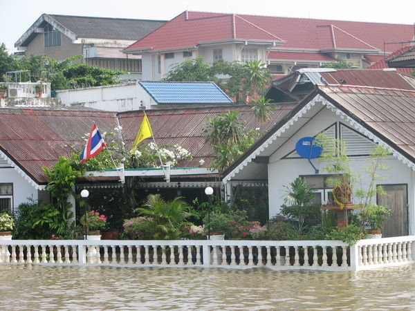 House on/in Chao Phraya River