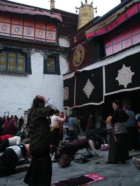 Many buddhists prostrating for hours in front of the Jokhan