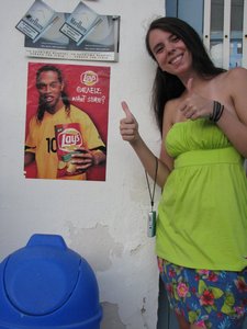 Ronaldinho sells chips in Greece!!