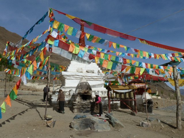Stupa on the way to Ganden Monastery