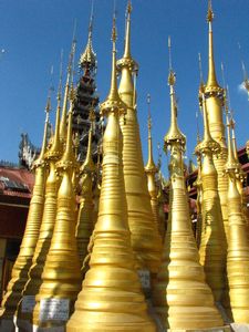 Shwe Inn Thein newer stupas