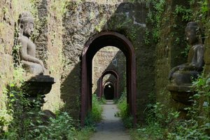 Kothaung Paya passageway, Mrauk U