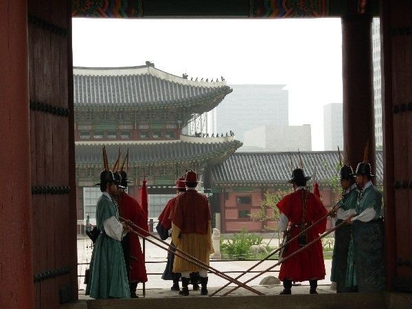 Joseon-uniformed soldiers at the Heungnyemun Gate, Gyeongbokgung