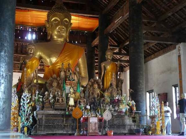 inside Wat Visounnarth