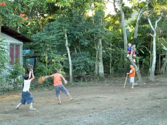 kids playing baseball in El Cua